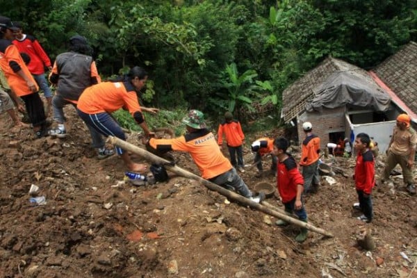  15 Orang Tertimbun Longsor di Jombang, 5 Tewas